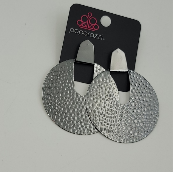 Paparazzi Bold Intentions Black post earrings - Picture 3 of 4